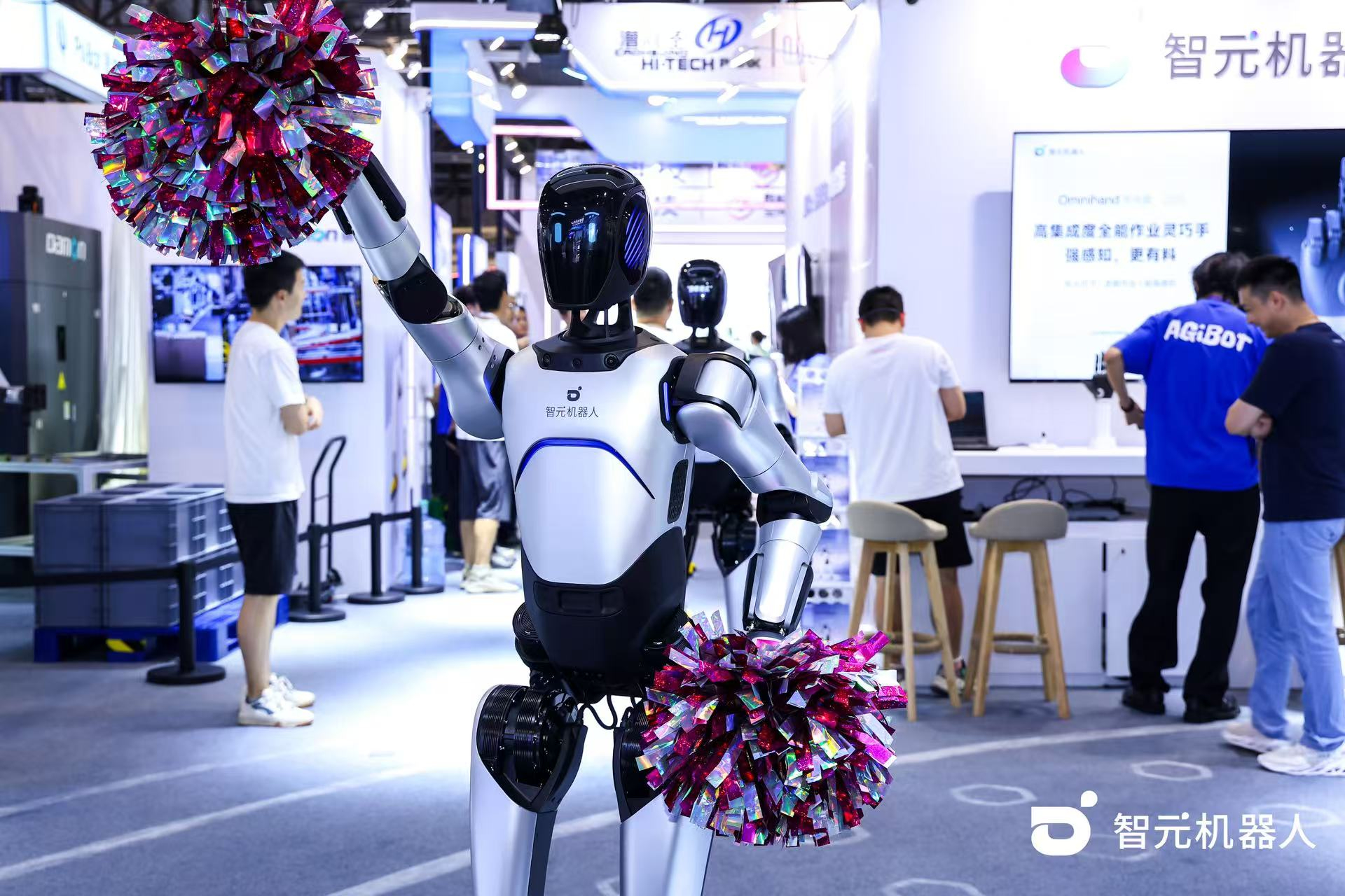 j9娱乐机器人 WAIC 首日展台火爆，机器人家族集体打工忙不停